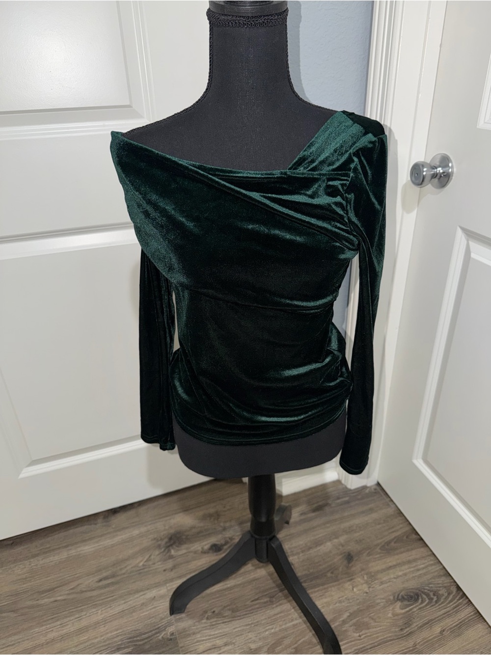 Kojooin Elegant Off-Shoulder Velvet Blouse in Emerald Green size small